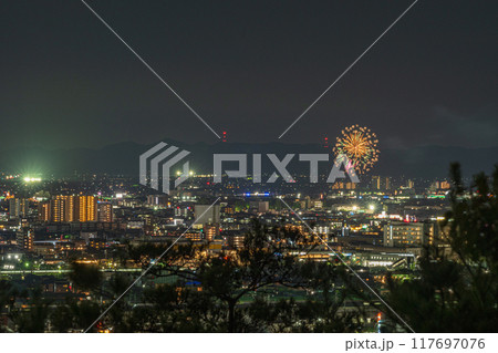 日本の岡山県岡山市の山から見た美しい打ち上げ花火 日本の岡山県岡山市の山から見た美しい打ち上げ花火 117697076
