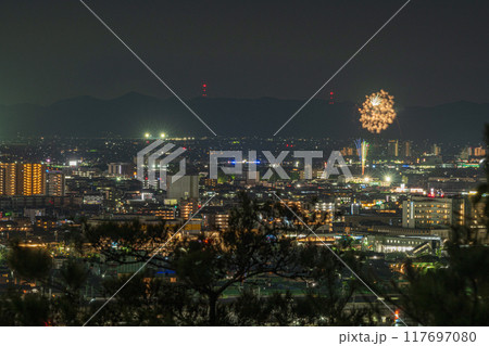 日本の岡山県岡山市の山から見た美しい打ち上げ花火 117697080