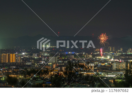 日本の岡山県岡山市の山から見た美しい打ち上げ花火 117697082