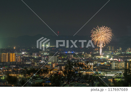 日本の岡山県岡山市の山から見た美しい打ち上げ花火 117697089