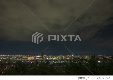 日本の岡山県岡山市の山から見た美しい打ち上げ花火 117697092
