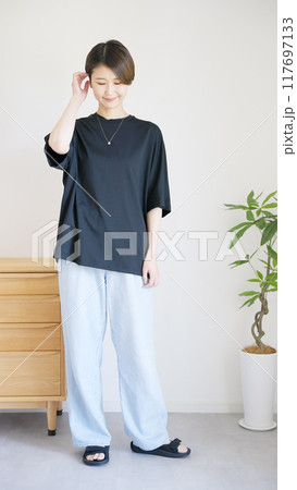 女性夏服のファッションコーディネート全身(縦向き) 女性夏服のファッションコーディネート全身(縦向き) 117697133