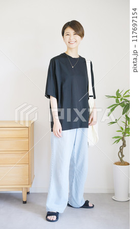 女性夏服のファッションコーディネート全身(縦向き) 女性夏服のファッションコーディネート全身(縦向き) 117697154