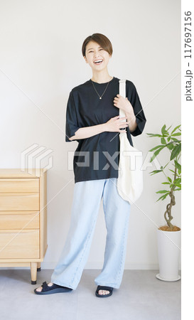 女性夏服のファッションコーディネート全身（縦向き） 117697156