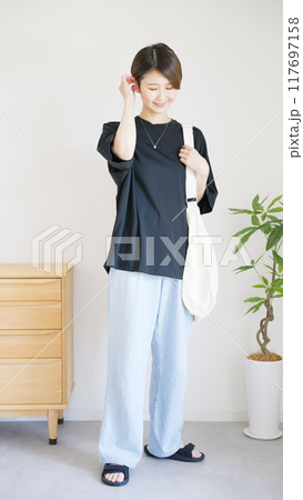 女性夏服のファッションコーディネート全身(縦向き) 女性夏服のファッションコーディネート全身(縦向き) 117697158