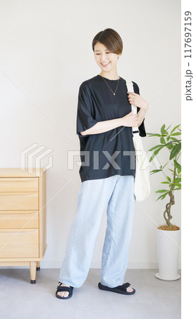 女性夏服のファッションコーディネート全身(縦向き) 女性夏服のファッションコーディネート全身(縦向き) 117697159