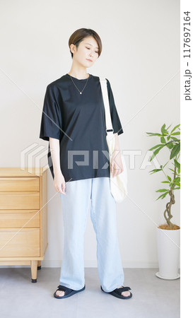 女性夏服のファッションコーディネート全身（縦向き） 117697164