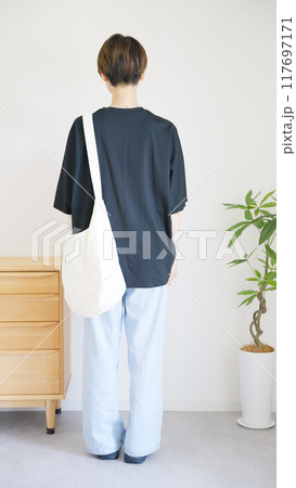 女性夏服のファッションコーディネート全身(縦向き) 女性夏服のファッションコーディネート全身(縦向き) 117697171