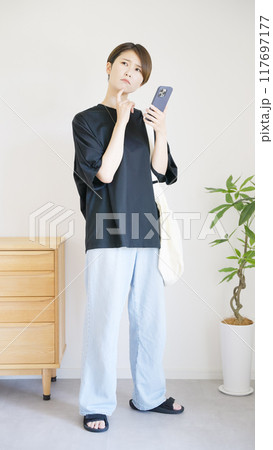 スマホを操作する女性の全身 117697177