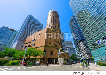 【大阪府】5月・JR大阪駅に到着しビジネスの商談場所へ 117697237