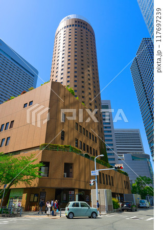 【大阪府】5月・JR大阪駅に到着しビジネスの商談場所へ 117697239