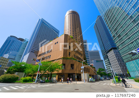 【大阪府】5月・JR大阪駅に到着しビジネスの商談場所へ 117697240