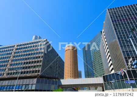 【大阪府】5月・JR大阪駅に到着しビジネスの商談場所へ 117697242