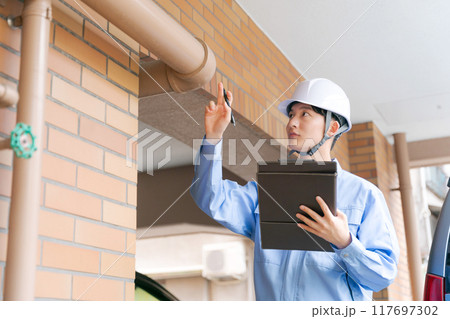 設備の点検をする作業員 117697302