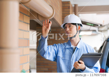 設備の点検をする作業員 117697308