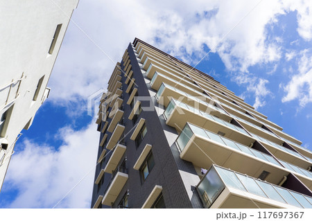 マンションの外観と青空 マンションの外観と青空 117697367