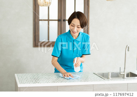 キッチンを掃除する家事代行サービスの女性 キッチンを掃除する家事代行サービスの女性 117697412