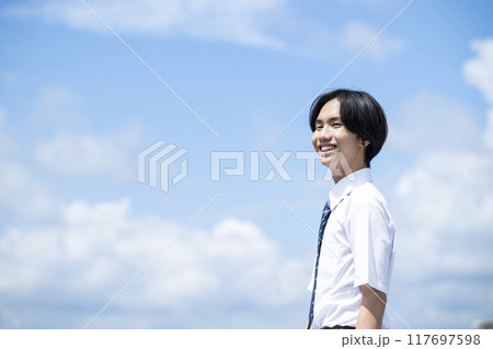 男子　中学生　高校生　青空バック　ポートレート 117697598