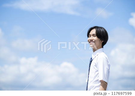 男子　中学生　高校生　青空バック　ポートレート 117697599