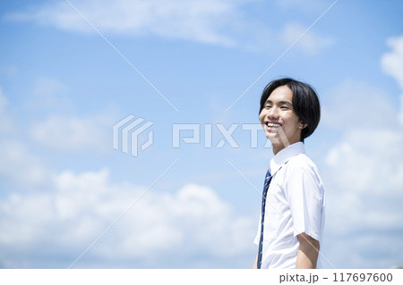 男子　中学生　高校生　青空バック　ポートレート 117697600
