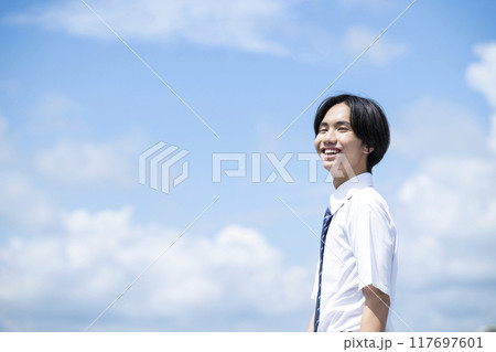 男子　中学生　高校生　青空バック　ポートレート 117697601