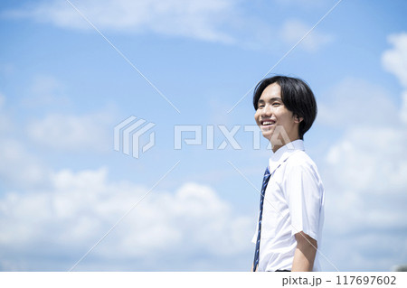 男子　中学生　高校生　青空バック　ポートレート 117697602