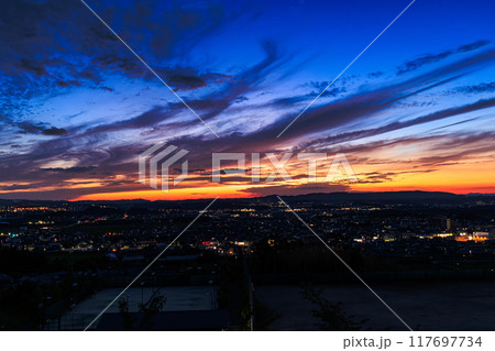 京都府最南端木津川市城山台からの夕景　山際の夕焼けと紺色の空　木津の街を見下ろす高台にて#2 117697734