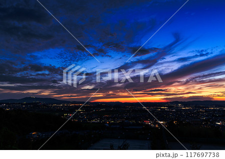 京都府最南端木津川市城山台からの夕景　山際の夕焼けと紺色の空　木津の街を見下ろす高台にて#4 117697738