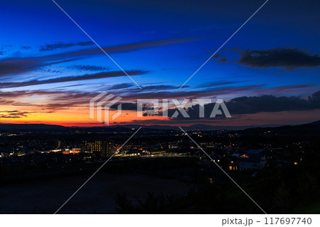 京都府最南端木津川市城山台からの夕景　山際の夕焼けと紺色の空　木津の街を見下ろす高台にて#5 117697740