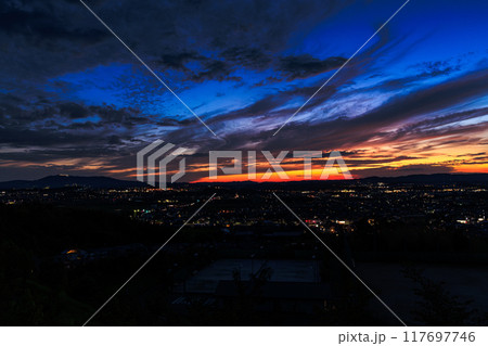 京都府最南端木津川市城山台からの夕景　山際の夕焼けと紺色の空　木津の街を見下ろす高台にて#8 117697746