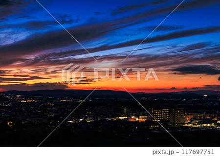 京都府最南端木津川市城山台からの夕景 山際の夕焼けと紺色の空 木津の街を見下ろす高台にて#11 京都府最南端木津川市城山台からの夕景 山際の夕焼けと紺色の空 木津の街を見下ろす高台にて#11 117697751