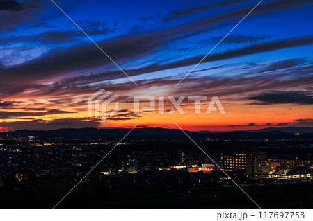 京都府最南端木津川市城山台からの夕景　山際の夕焼けと紺色の空　木津の街を見下ろす高台にて#12 117697753