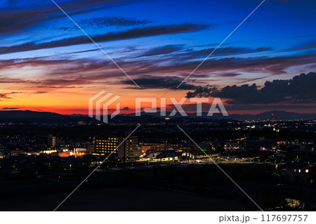 京都府最南端木津川市城山台からの夕景　山際の夕焼けと紺色の空　木津の街を見下ろす高台にて#14 117697757