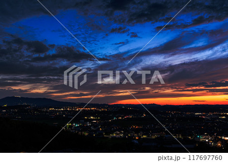京都府最南端木津川市城山台からの夕景　山際の夕焼けと紺色の空　木津の街を見下ろす高台にて#16 117697760