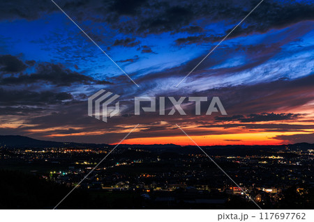 京都府最南端木津川市城山台からの夕景　山際の夕焼けと紺色の空　木津の街を見下ろす高台にて#17 117697762
