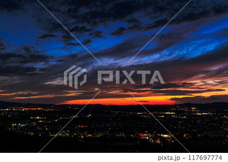 京都府最南端木津川市城山台からの夕景　山際の夕焼けと紺色の空　木津の街を見下ろす高台にて#23 117697774