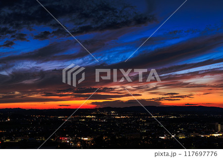 京都府最南端木津川市城山台からの夕景　山際の夕焼けと紺色の空　木津の街を見下ろす高台にて#24 117697776