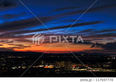 京都府最南端木津川市城山台からの夕景　山際の夕焼けと紺色の空　木津の街を見下ろす高台にて#25 117697778