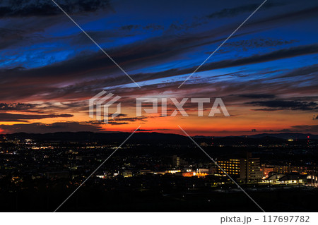 京都府最南端木津川市城山台からの夕景　山際の夕焼けと紺色の空　木津の街を見下ろす高台にて#27 117697782