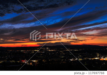 京都府最南端木津川市城山台からの夕景　山際の夕焼けと紺色の空　木津の街を見下ろす高台にて#30 117697788