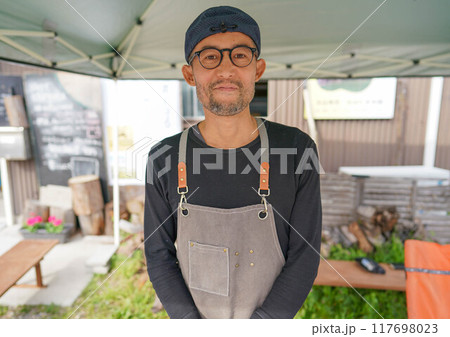 野外でエプロン姿の男性 野外でエプロン姿の男性 117698023
