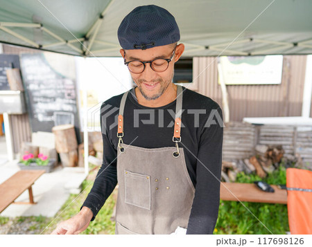 野外料理を楽しむ男性 117698126