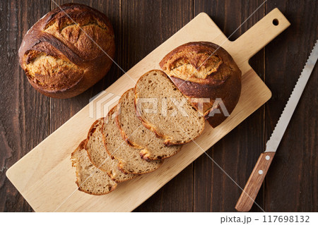 スライスしたライ麦パン 117698132