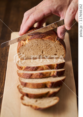 ライ麦パンをスライスする 117698162