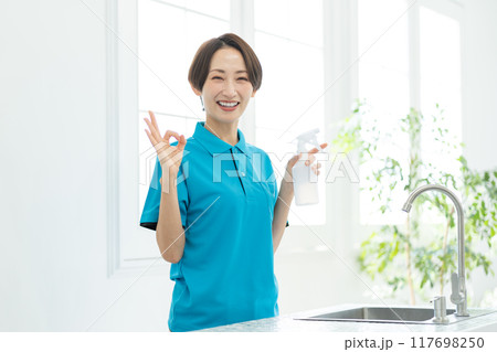 キッチンを掃除する家事代行サービスの女性 キッチンを掃除する家事代行サービスの女性 117698250