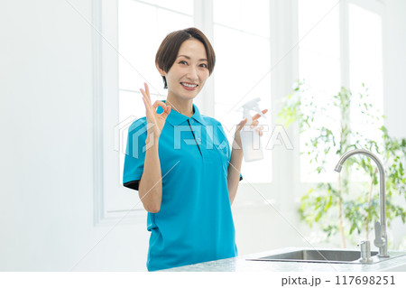 キッチンを掃除する家事代行サービスの女性 117698251