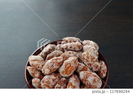 アーモンドの糖衣掛け 117698284