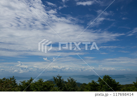 青空に夏雲が広がる瀬戸内のパノラマ 青空に夏雲が広がる瀬戸内のパノラマ 117698414