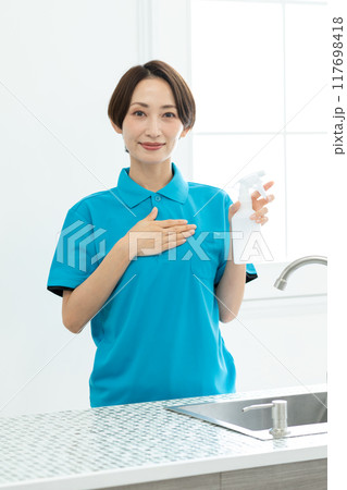 キッチンを掃除する家事代行サービスの女性 117698418
