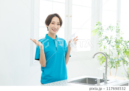 キッチンを掃除する家事代行サービスの女性 117698532